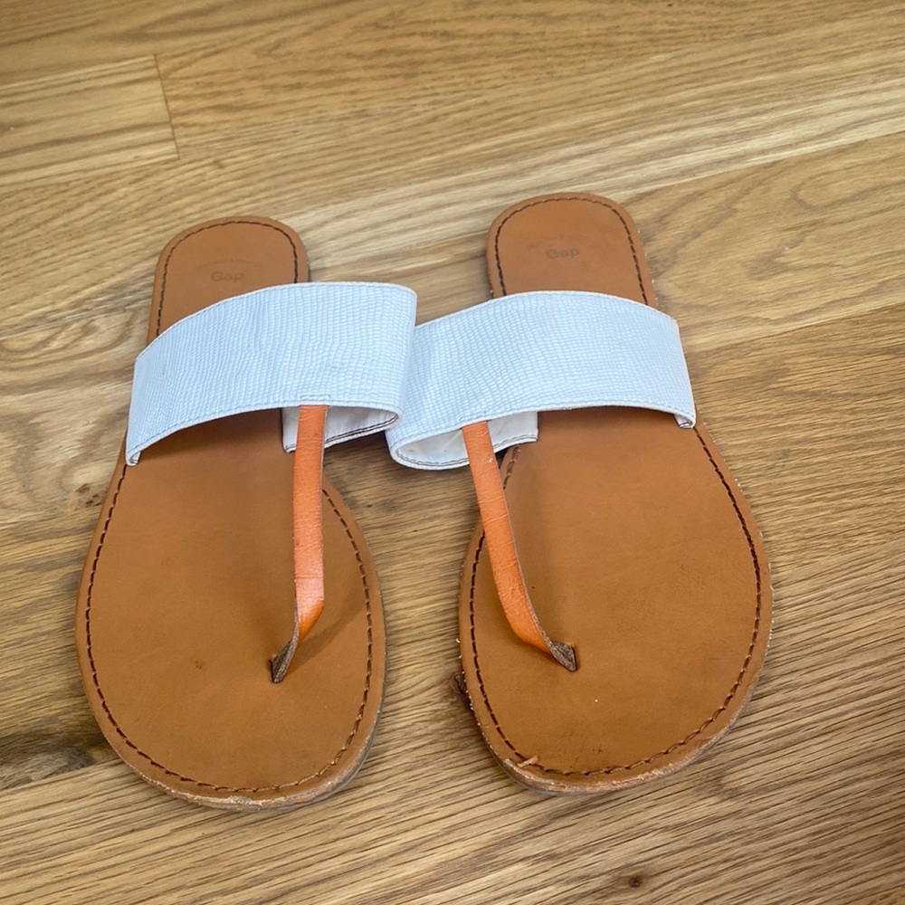 Gap Tan and White Thong Sandal - Size 10